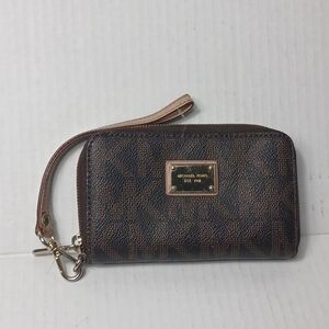 Michael Kors Jet Set Travel signature logo smartphone wallet in the brown color